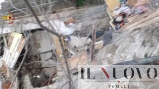 Crolla una palazzina abbandonata alle porte di Roma: si scava per cercare l’uomo che ci viveva