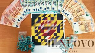 Roma, donne pusher in azione: dai parenti con il reggiseno imbottito di droga e scambi di cocaina mentre lavano le auto