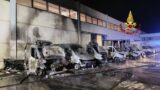 Pomezia, spaventoso incendio in un deposito: distrutti 9 furgoni, danneggiata la struttura