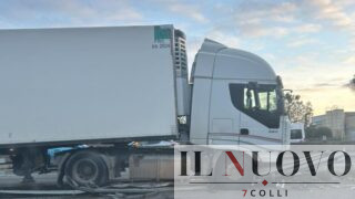 Pontina, tir “sale” sul guard rail: 8 chilometri di fila da Roma verso Pomezia (FOTO E VIDEO)