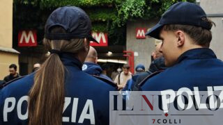 Roma, inseguimento tra spintoni e urla nella metro: ruba un cellulare e cerca di scappare colpendo passeggeri e passanti