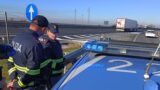Roma, nasconde soldi e gioielli negli slip e scappa in autostrada dopo aver truffato un’anziana: arrestato