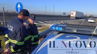 Roma, nasconde soldi e gioielli negli slip e scappa in autostrada dopo aver truffato un’anziana: arrestato