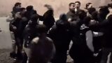 Capodanno violento a Roma: due maxi risse al Colosseo in un’ora, petardi, borseggi e caos davanti alla metro (VIDEO)