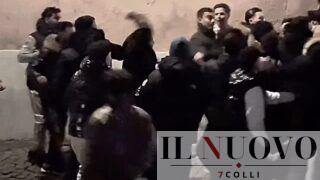 Capodanno violento a Roma: due maxi risse al Colosseo in un’ora, petardi, borseggi e caos davanti alla metro (VIDEO)