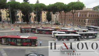 Roma, borseggiatori latinos aggrediscono carabinieri: ring improvvisato alla fermata del bus