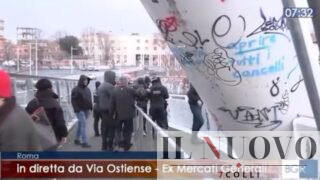 Roma, tenta di lanciarsi dal ponte durante una diretta Rai: salvato in extremis dalla Polizia Locale (VIDEO)