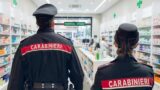 Roma, follia in farmacia: insegue una donna,  distrugge gli scaffali e tenta di disarmare un carabiniere