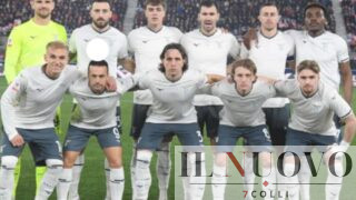 La Lazio “muore” e rinasce a Bologna e vola in semifinale: Orsolini la spara fuori, Taylor non perdona