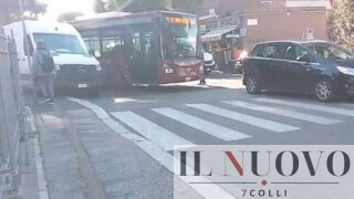 Roma, parcheggiano in curva e sulle strisce e bloccano il bus: traffico in tilt, manovre da ‘equilibristra’ dell’autista (VIDEO)