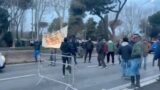 Ippodromo di Capannelle, lavoratori in protesta per il rischio licenziamento bloccano via Appia: 10 identificati