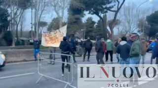 Ippodromo di Capannelle, lavoratori in protesta per il rischio licenziamento bloccano via Appia: 10 identificati
