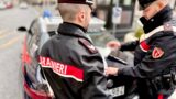 Roma, fugge al posto di blocco in via Palmiro Togliatti e prova a investire un carabiniere: arrestato con la cocaina