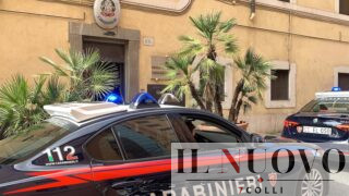 Roma, agguato nel parcheggio del supermercato, gambizzato un uomo: 21enne e 17enne con pistole e canne mozze in casa, arrestato il padre