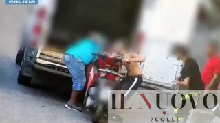 Roma, ricettazione e riciclaggio “tra parenti”: smontavano gli scooter rubati nel “Serpentone”, sgominata banda di giovanissimi (VIDEO)