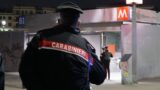 Roma, follia alla fermata della metro B Jonio: ubriaco picchia un 58enne con un cartello stradale, poi danneggia uno scooter