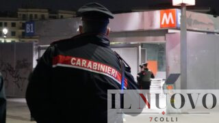 Roma, follia alla fermata della metro B Jonio: ubriaco picchia un 58enne con un cartello stradale, poi danneggia uno scooter