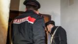 Roma, ignora il braccialetto elettronico e tenta di sfondare la porta della madre per picchiarla di nuovo: arrestato 24enne