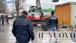 Roma, bonifica al campo nomadi di via Candoni: sgomberati moduli dismessi e rimossi rifiuti ingombranti