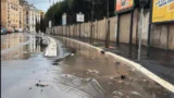 Roma, via Panama,  la ciclabile si allaga quando piove, i residenti: “Piscina o parcheggio per monopattini?”
