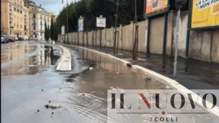 Roma, via Panama,  la ciclabile si allaga quando piove, i residenti: “Piscina o parcheggio per monopattini?”