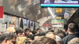 Roma-Metro A, ora di punta da incubo: 6 minuti d’attesa e banchine al collasso. E le promesse del Campidoglio da “3 minuti”?