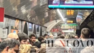 Roma-Metro A, ora di punta da incubo: 6 minuti d’attesa e banchine al collasso. E le promesse del Campidoglio da “3 minuti”?
