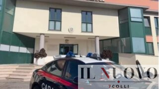 Terracina, cosparge di alcol un’auto e una moto e cerca di incendiarle: 60enne bloccata appena in tempo