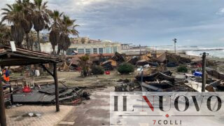 Ostia, fine di un’epoca: ruspe all’ex Village, sgomberi in corso (FOTO)