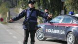 Fondi, 37enne senza patente ‘ruba’ l’auto del padre: non si ferma all’alt dei carabinieri e si schianta dopo l’inseguimento