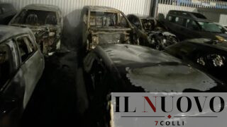 Roma, devastante incendio in un autosalone: distrutte 13 auto