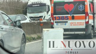 Pontina, perde il congelatore mentre guida, colpisce alcune auto e si ferma nella corsia di sorpasso: 3 feriti e 7 chilometri di code