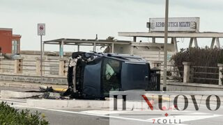 Ostia, si cappotta su lungomare: ferito 53enne, scoppia la polemica per la ciclabile