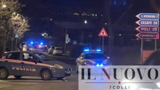 Folle fuga a Roma, auto non si ferma all’alt e sperona diverse macchine: caccia ai fuggitivi