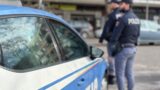 Tivoli, aggredisce l’ex e il nuovo compagno a bastonate, pugni e morsi: arrestato 37enne dopo 5 anni di violenze
