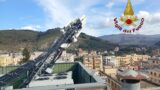 Tivoli, antenna di 15 metri crolla sul tetto di una palazzina: strada chiusa, vigili del fuoco sul posto (FOTO)