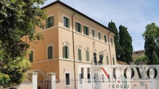 Roma, cerca di rapina una bimba di 3 anni all’asilo mostrando la foto sul telefono: “Sono la baby sitter”