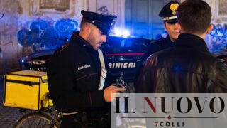 Roma, minaccia con coltello un rider, poi aggredisce e manda all’ospedale un carabiniere: arrestato 44enne