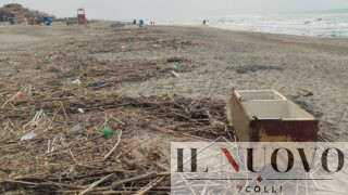 Spiagge invase da “piramidi di rifiuti” sul litorale romano: da Castelporziano ad Ardea è allarme