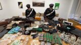 Roma, in casa con armi, 5 chili di droga, refurtiva di lusso e migliaia di euro: arrestata insospettabile 24enne (VIDEO)