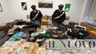 Roma, in casa con armi, 5 chili di droga, refurtiva di lusso e migliaia di euro: arrestata insospettabile 24enne (VIDEO)