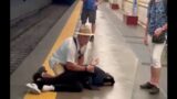 Roma, borseggiatrice gli ruba il portafogli sulla Metro: turista la placca e la ‘stende’ a terra (VIDEO)