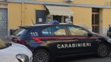 Roma, chiede una birra gratis e spacca il minimarket: 48enne picchia il titolare, poi manda all’ospedale i carabinieri