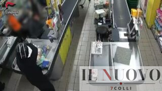 Roma, pistola contro cassiere e clienti nel supermercato: “Dateci tutto l’incasso”, incastrati dalle telecamere (VIDEO)