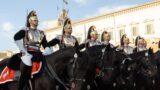 Roma, cambio della Guardia solenne al Quirinale: Corazzieri e Carabinieri a cavallo celebrano i 165 anni dell’Unità d’Italia