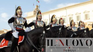 Roma, cambio della Guardia solenne al Quirinale: Corazzieri e Carabinieri a cavallo celebrano i 165 anni dell’Unità d’Italia