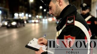 Roma, prima la rissa poi la furia: morde un carabiniere e sfonda a calci l’auto di servizio, arrestato 33enne