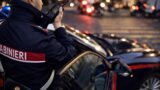 Roma, non si ferma all’alt: prima la folle fuga (senza patente), poi investe un carabiniere