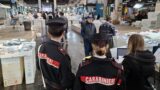 Roma, bit al Mercato Esquilino: irregolari 21 banchi su 23, sequestrati 70 chili di merce