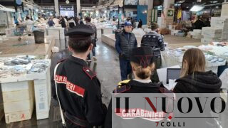 Roma, bit al Mercato Esquilino: irregolari 21 banchi su 23, sequestrati 70 chili di merce